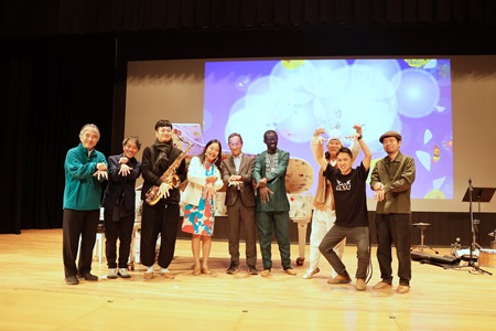 中島氏、KURAGE Bandの皆さんと一緒にクラゲポーズで記念撮影