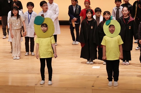 大きな柚から、柚の妖精が現れました。