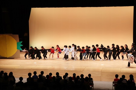 全員で力を合わせて柚を引っ張ります。