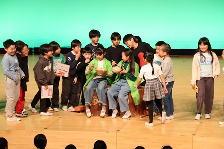 諦めかけた時、空気が変わり、子どもたちが戻ってきました。温かい食べ物をもらい、喜ぶキリギリス。