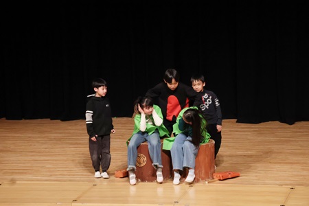 さまざまなチームの子どもたちがやって来ますが、誰も助けてくれません。