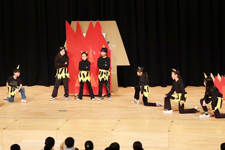 虎視眈々と悪事を企てる鬼たち。