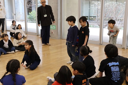 昔話の一場面をチームで表現。何のお話かわかったかな？（１年　橙組）