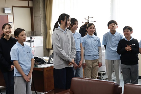 ホームステイでの様子を笑顔で報告