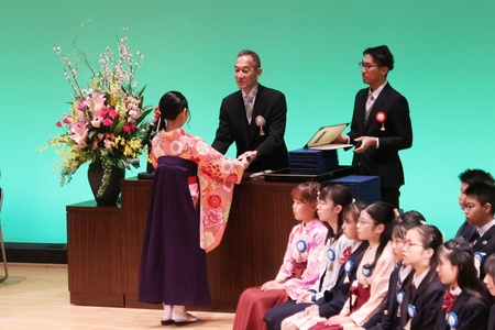卒業生一人ひとり校長から卒業証書を受け取りました