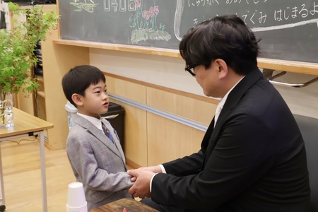 担任の先生と握手をして「初めまして」とご挨拶