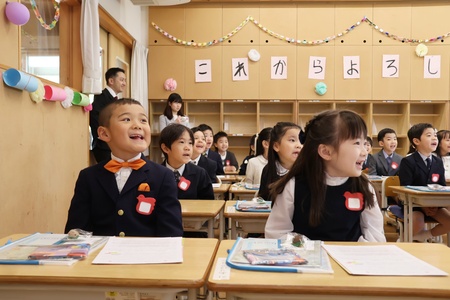 入学式前のひと時をクラスのみんなと担任の先生とすごします