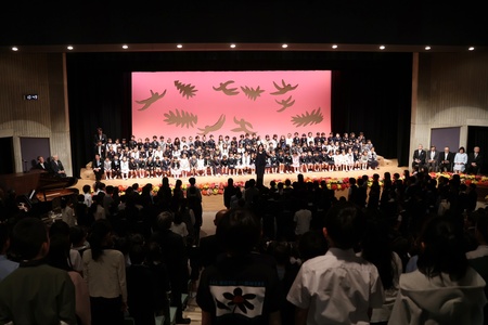 在校生から新入生へ、歓迎の気持ちを歌で伝えました