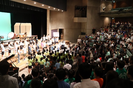 1曲目は全校児童による「成城学園初等学校の歌」