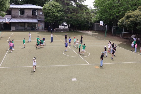 5年椿組は広場でドッヂボールをしました