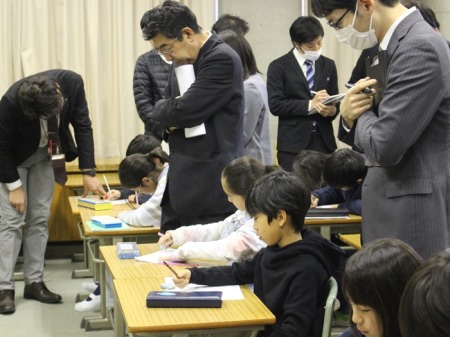 子どもたちはそれぞれ自分の考えをまとめます