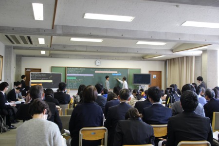 普段は会議で使う大きな部屋が、見学者でいっぱいに