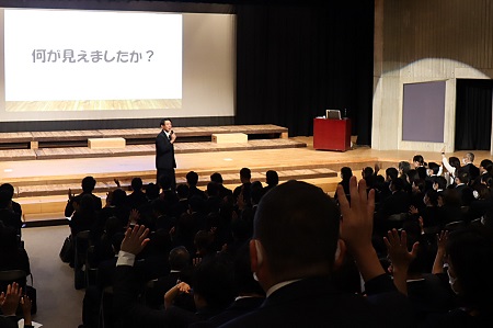 参加者とコミュニケーションをとりながら