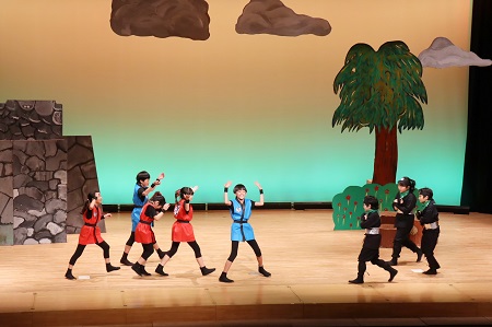 4年柳組による劇上演 「ちびっ子忍者　～令和のちび忍　挑戦状～」