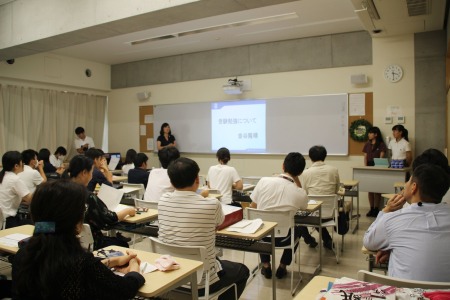 分散会の様子（ICTを用いたプレゼンテーション）