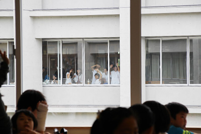 体験授業の前の休み時間、窓の外を見ると、反対側の棟から高校生が手を振って大歓迎！