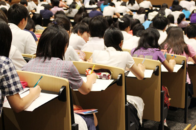 高等学校１年生が成城大学キャリアセンターの進路ガイダンスを受講