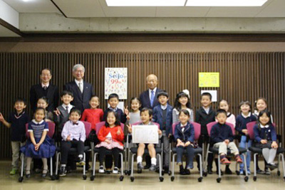 静かに座って表彰式に臨んだ幼稚園の年長組さんたち