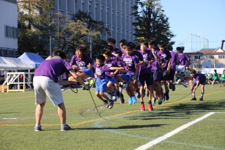 大学生が回し手、小学生から高校生までが息を合わせてチームジャンプ