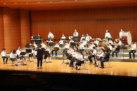初等学校ブラスバンド部による吹奏楽