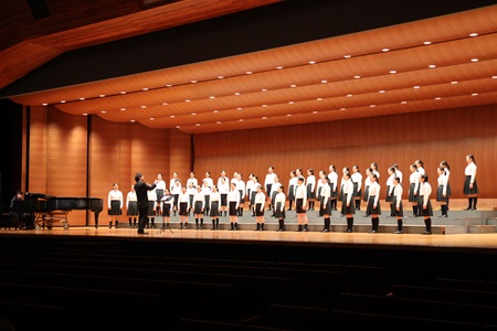 初等学校合唱部による合唱