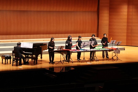 幼稚園と初等学校の教員による演奏