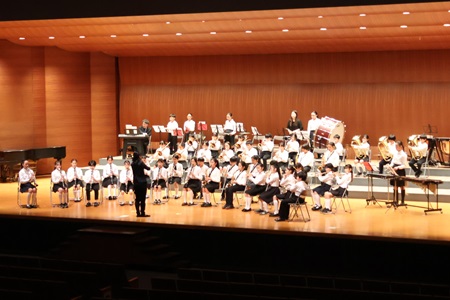 初等学校ブラスバンド部による吹奏楽