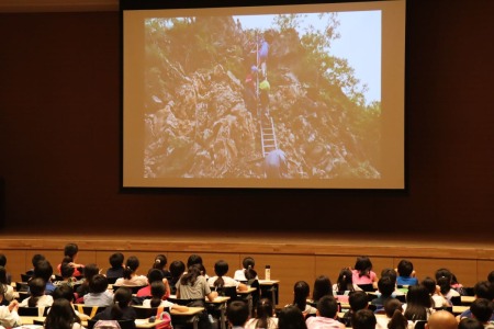 「山の学校」の映像を見た子どもたちは、厳しい道のりに挑む中学生の姿に感嘆の声