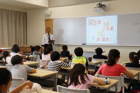 社会の授業では、醤油の材料や製法、産地などについて学びました