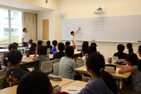 数学の授業では、計算の法則についてみんなで考えました