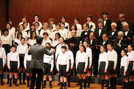 成城合唱団と初等学校合唱部が共演し、「地球讃歌」を披露