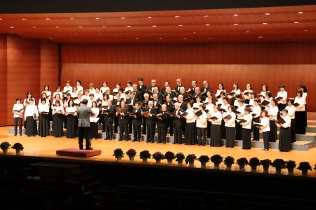 卒業生の合唱団である成城合唱団は、低音も響き、迫力ある歌声でした
