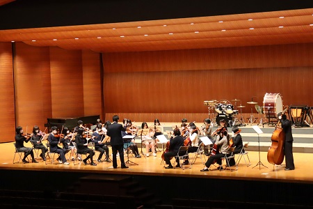 高等学校クライネス・コンツェルトは、弦楽器の繊細な音色後半のオープニングを飾りました