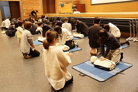 最後は生徒と保護者が協力して胸骨圧迫のリレーを実施