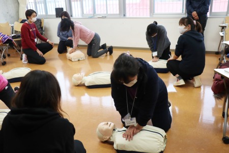 次に3人1グループで協力して途切れることなく胸骨圧迫をする練習。4分間交代で続けました