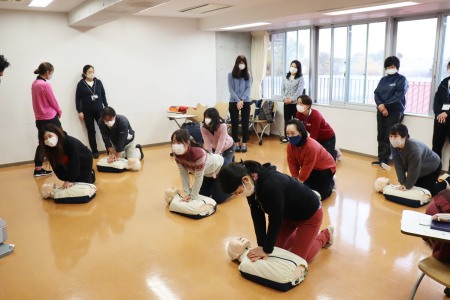 一人ひとり順番に胸骨圧迫の練習を行いました