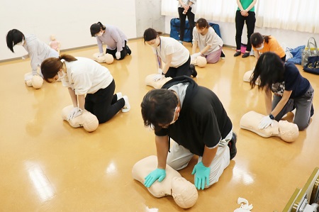 胸骨圧迫、人工呼吸も一人ずつ体験しました