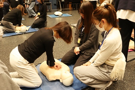 数名のグループに分かれて、胸骨圧迫が途切れないように次の人にバトンタッチ