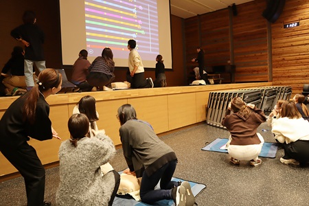 最後はグループ対抗で胸骨圧迫リレーに挑戦しました