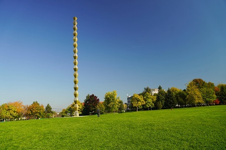 ブランクーシの代表作となっている作品「無限柱」です。全高はおそよ30mにもおよび、建物ですと9階建てくらいの高さがあります。設置当時、どの様な技術を用いて垂直に立てることが出来たのか、とても不思議です