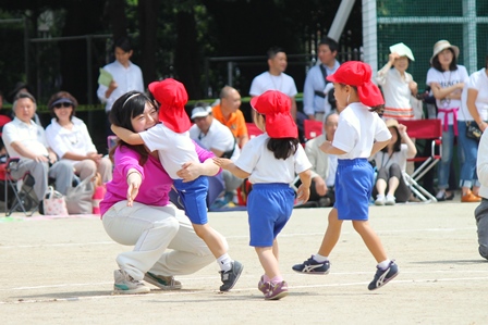 年少組種目「はじめの一歩」。ゴールの先生目指して、よーいドン！