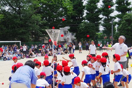 学園長も参加した「玉入れ」。みんな真剣