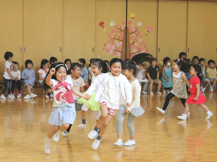 スキップを披露する年中さん