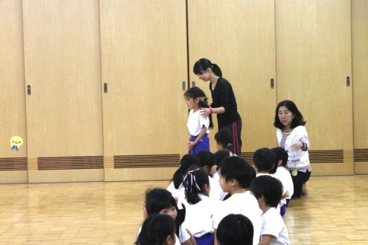 みんなとお家の方の前で披露するスキップにちょっと緊張…先生から優しく声を掛けられ、「うん、頑張る！」