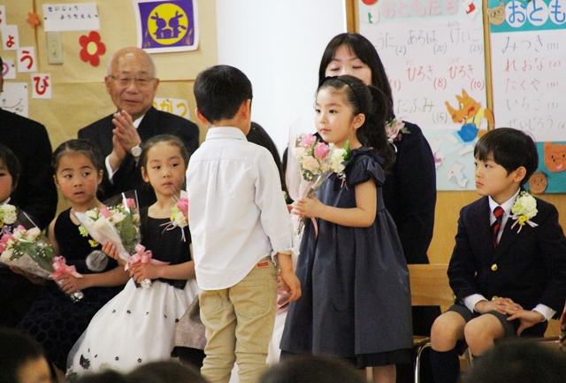 年中さんから１人１人に贈呈しました