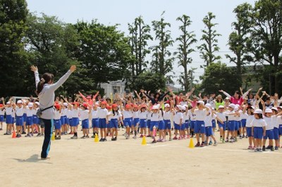 最後は保護者の方も一緒に「アブラハムと７人の子」で楽しくダンス。