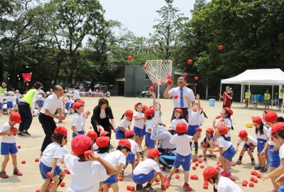 「玉入れ」では、初等学校の加藤校長や学園常務理事も一緒に参加。