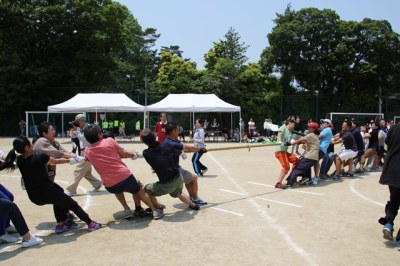 保護者種目「綱引き」は白熱した戦いに