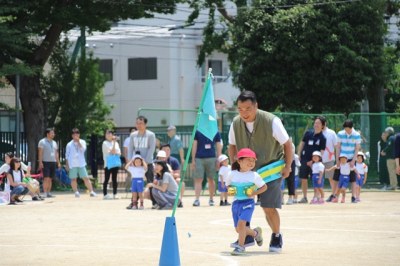 年少組親子種目「出発！ガタゴト電車」 園児のみんなとっても嬉しそう。