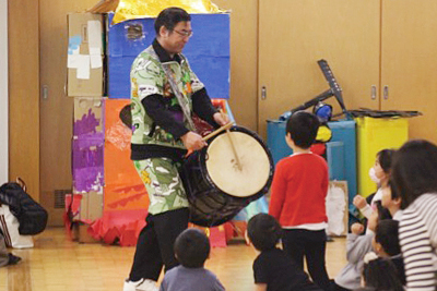 初等学校の校長がユニークな衣装で登場！